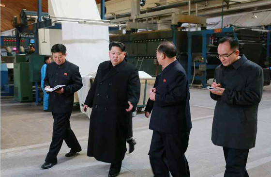 金正恩视察平壤金正淑纺织厂 赞国产书包喜笑颜开