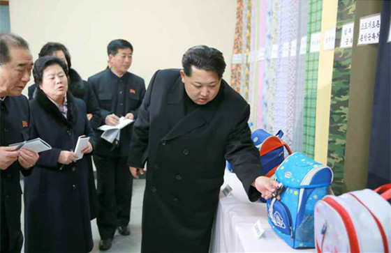 金正恩视察平壤金正淑纺织厂 赞国产书包喜笑颜开