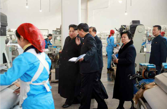 金正恩视察平壤金正淑纺织厂 赞国产书包喜笑颜开
