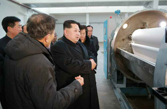 金正恩视察平壤金正淑纺织厂 赞国产书包喜笑颜开