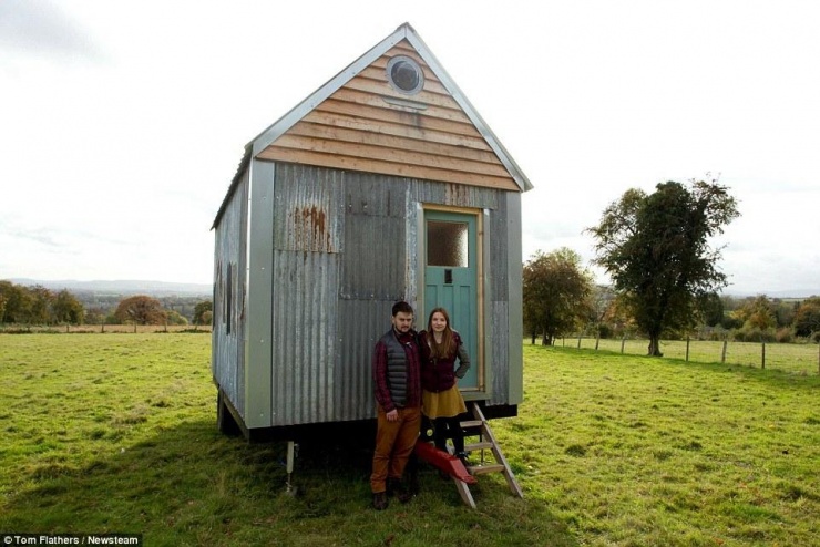 英国夫妇自建小木屋