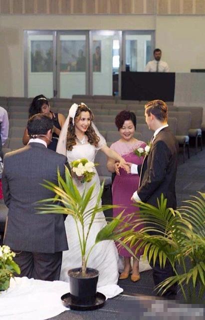 昔日超女“小李玟”嫁老外 歌手艾梦萌浪漫完婚