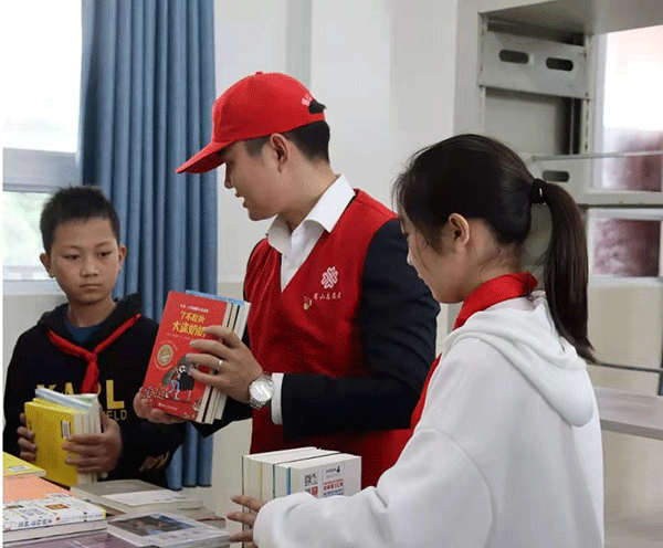 眉山丹棱县多措并举扎实开展党史学习教育_fororder_党员志愿者在图书