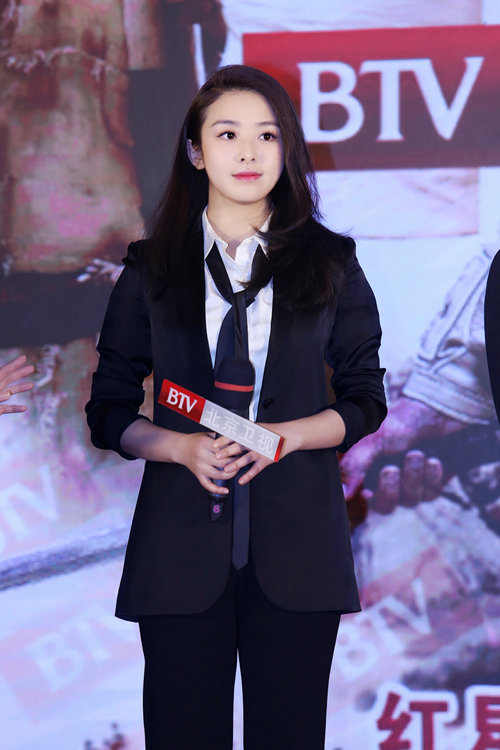 张含韵穿西装玩中性风 扬言要和严屹宽抢女人