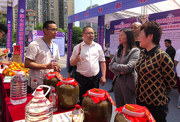 美食就在身边 近100个川南名优特新商品齐聚自贡_fororder_2相关领导参观展位产品（摄影-冯常英）