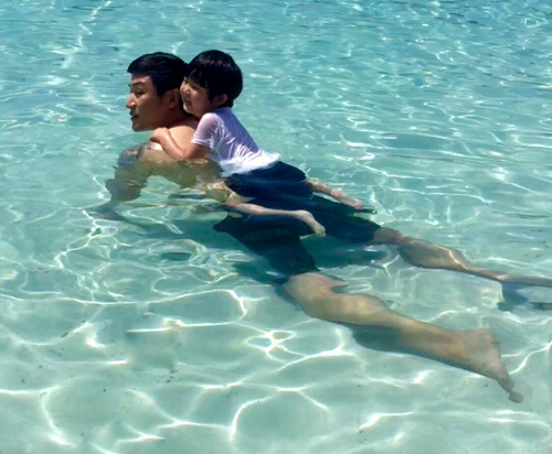 陆毅晒度假照 两女儿为其“按摩”模样可爱(图)