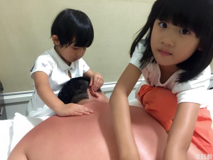 陆毅晒度假照 两女儿为其“按摩”模样可爱(图)