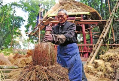 69歲老工匠修葺杜甫茅屋20年 工具僅有蔑刀、鋸子