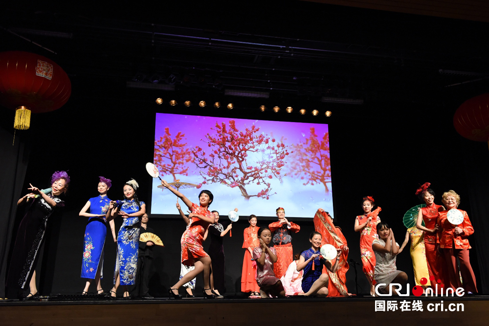 图片默认标题_fororder_03 华侨华人和中国的“洋媳妇”、“洋女婿”们联袂出演的旗袍秀 拷贝