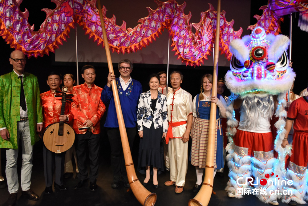 图片默认标题_fororder_02 中国驻苏黎世兼驻列支敦士登公国总领事高燕平（中）与中瑞演员合影 拷贝