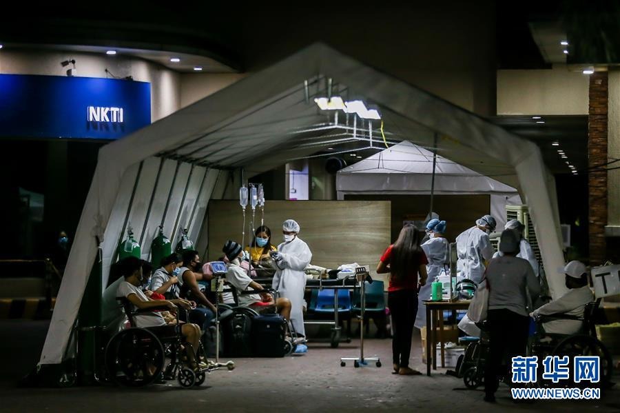 这是3月28日，在菲律宾奎松，医务人员为病人做检查。 新华社发（乌马利 摄）