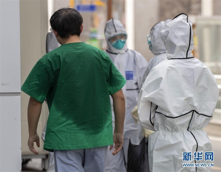 这是3月15日，在韩国大邱启明大学东山医院，一名医护人员的上衣被汗水浸湿。 新华社发（李相浩 摄）