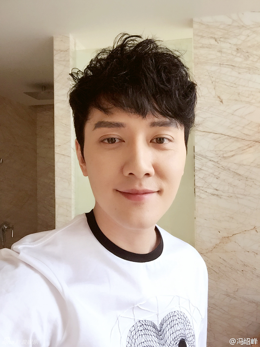 组图：37岁冯绍峰自拍卖萌 笑容迷人似网红