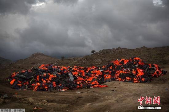 希腊岛屿附近海域一艘难民船倾覆 已致24人溺亡