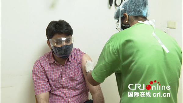 印度开放18岁以上人群疫苗接种 多地出现疫苗短缺导致无法接种_fororder_3