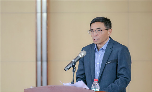 西安工商学院校长叶曲炜致辞,向出席仪式的领导和来宾表示热烈的欢迎