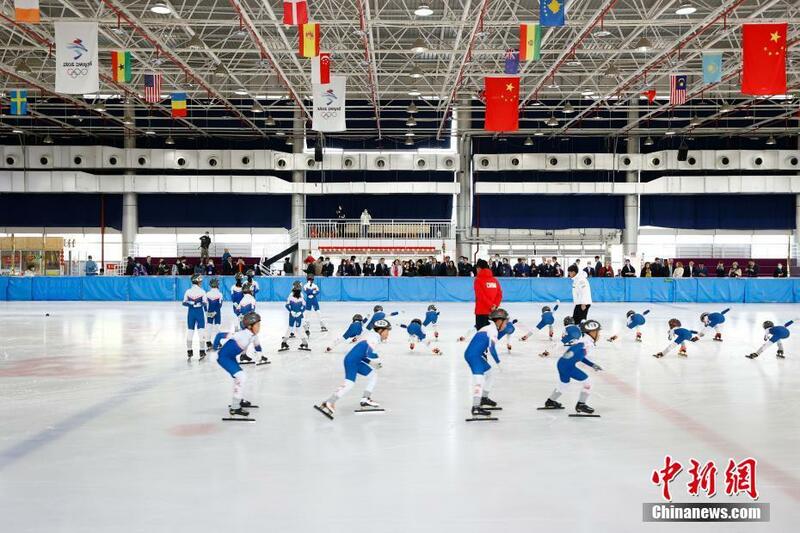 Jakadu daga kasashe membobin kungiyar SCO sun ziyarci unguwar Yanqing_fororder_0430-3