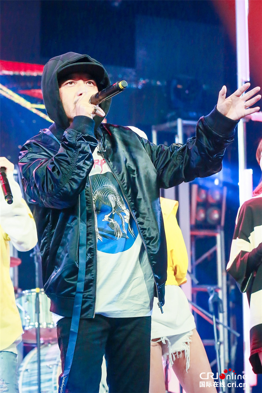 汪涵戴鸭舌帽变嘻哈潮男《我们来了》秀方言说唱