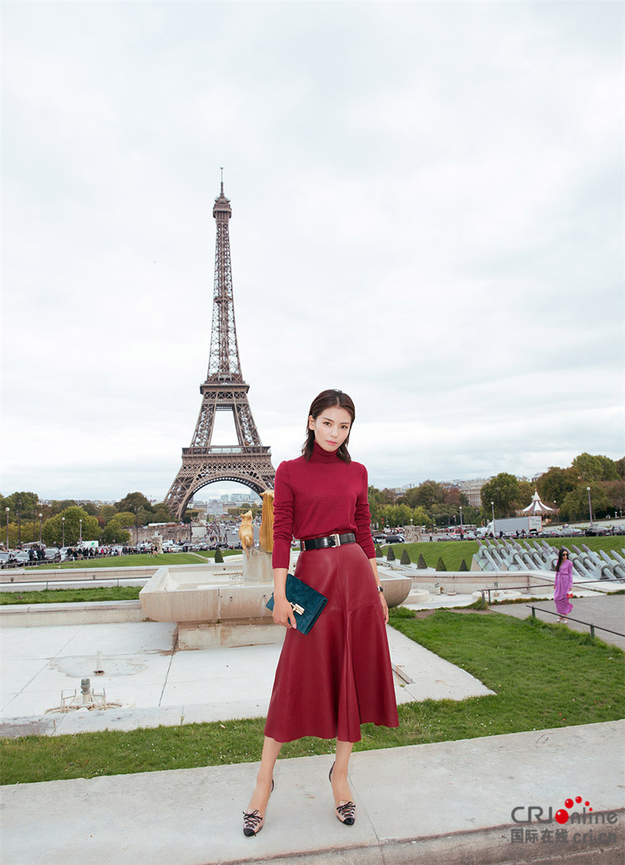 刘涛红色系衣裙搭羊毛大衣 巴黎时装周造型吸睛