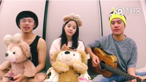欧阳娜娜录制唱歌视频 赵丽颖发现吉他手在打瞌睡