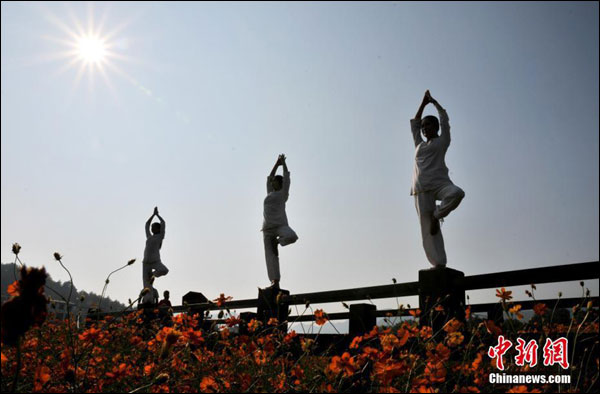 โยคะกังฟูที่ทุ่งดอกไม้อำเภอเชียนซัน มณฑลเจียงซี