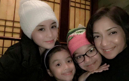 阿娇戴白色毛线帽显清纯 比俩干女儿还要嫩