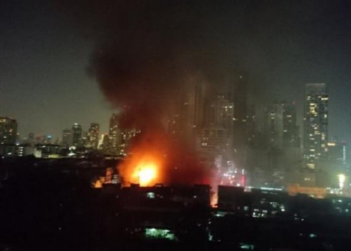 泰国曼谷一宝马车厂发生火灾 引发恐袭“惊魂”