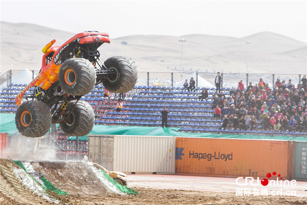 阿拉善英雄会大脚怪表演 美国传奇车王罗比·戈登再次现身(组图)