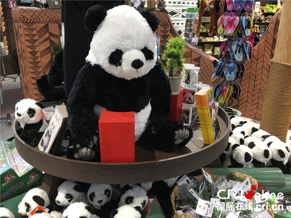 图片默认标题_fororder_柏林动物园售卖的熊猫玩具