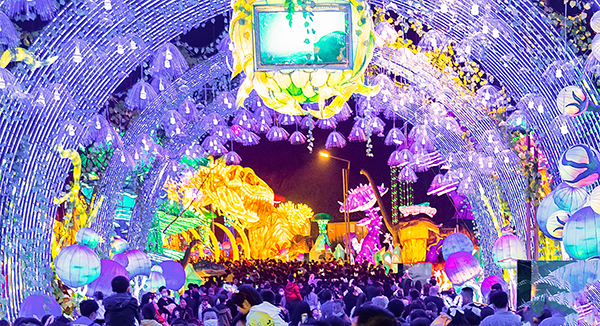 “五一”假期迎来新高峰 自贡市A级旅游景区接待游客36.02万人次_fororder_3灯会现场（摄影-廖志全）