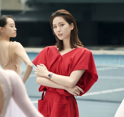 刘诗诗解锁杂志封面 温柔诠释静谧春日