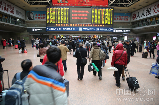 北京西站臨時候車區搬進室內