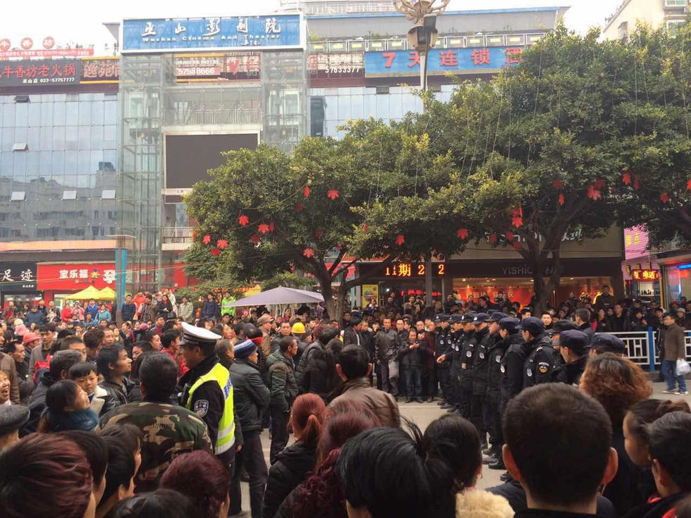 重庆数十民工拉横幅上街讨薪 大量市民围观