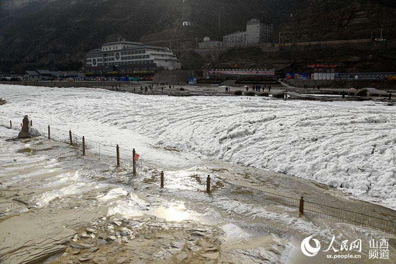 黄河壶口瀑布现“流凌叉桥”景观