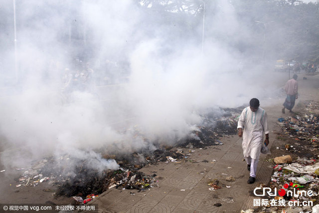 孟加拉国首都街头燃烧废弃物 乌烟瘴气(组图)