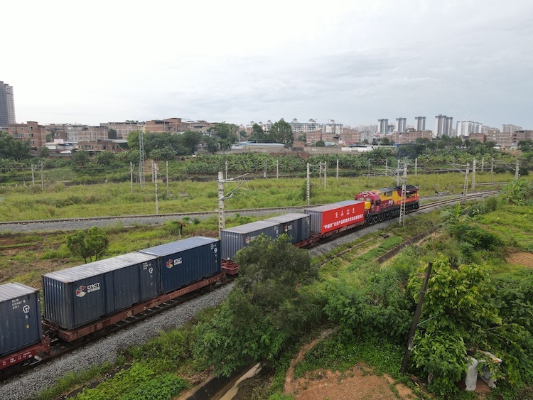 廣西首趟“中越老”農資産品跨境多式聯運班列開行 助力中國與東盟雙邊貿易發展