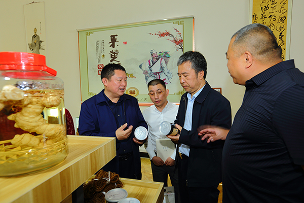 县委书记刘朝平(左一)到百年傅氏黄精食品厂走访调研