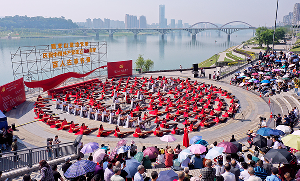 “五一”长假 四川南充文旅市场着实“火”_fororder_南充市嘉陵江畔百人古筝展演