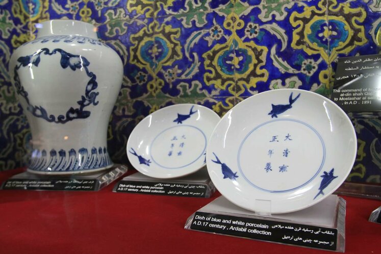 «ظروف چینی سفید و آبی رنگ»؛ تبادل قدمت دار گنجی نادر بین چین و ایران_fororder_伊朗阿尔达比勒瓷屋馆藏青花瓷（摄影：何光海）