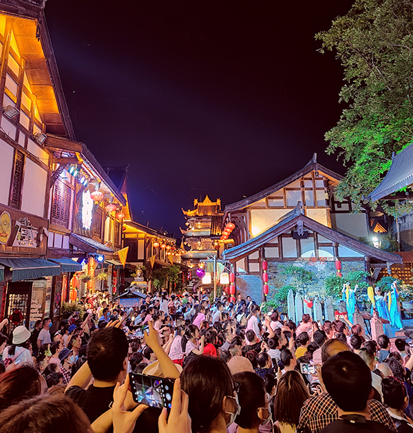 “五一”长假 四川南充文旅市场着实“火”_fororder_假日的阆中古城