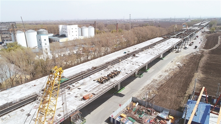 哈尔滨机场第二通道迎宾高架桥一期工程“五一”施工忙