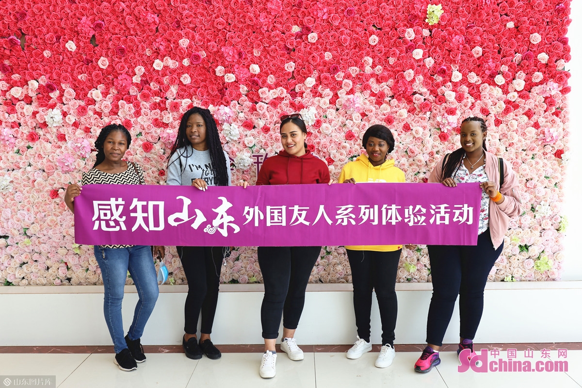 手制鲜花饼 流连芳菲丛 外国友人打卡“中国玫瑰之都”