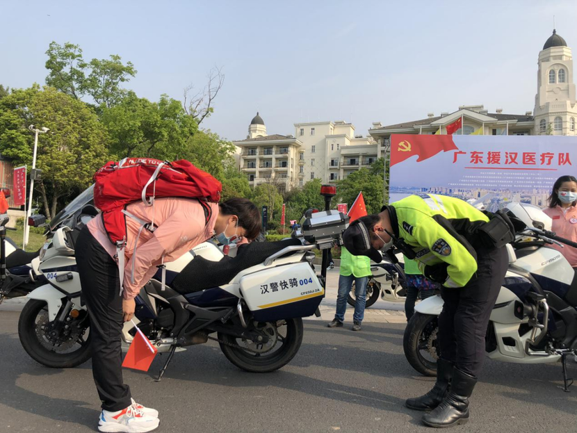 图片默认标题_fororder_武汉警察与医疗队员鞠躬互致敬意.医疗队供图