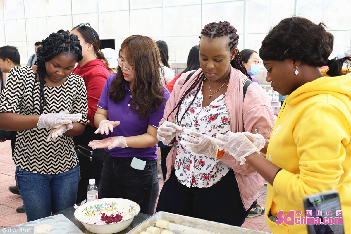 手制鲜花饼 流连芳菲丛 外国友人打卡“中国玫瑰之都”
