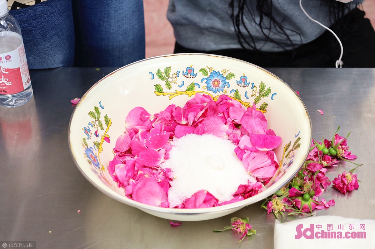 手制鲜花饼 流连芳菲丛 外国友人打卡“中国玫瑰之都”