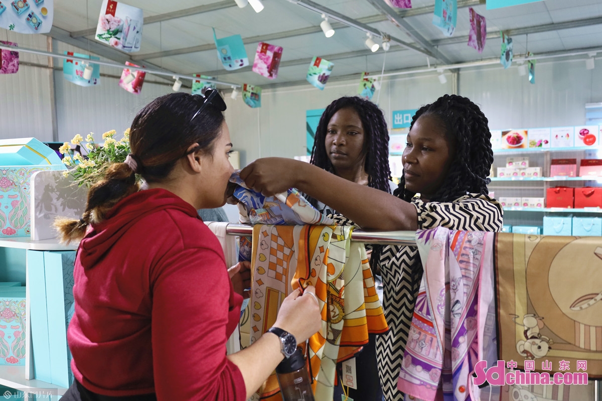 手制鲜花饼 流连芳菲丛 外国友人打卡“中国玫瑰之都”