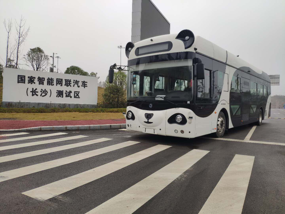 深兰科技熊猫智能公交车获长沙智能网联汽车牌照