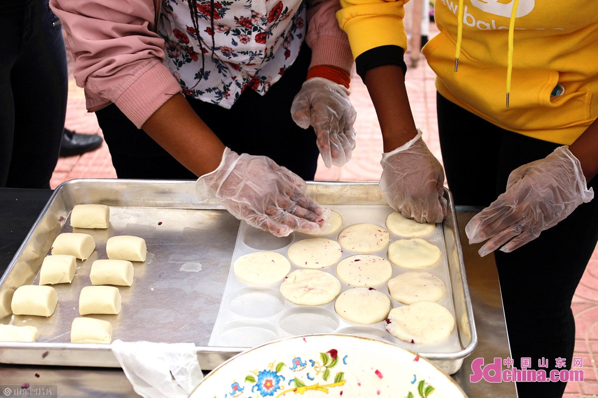 手制鲜花饼 流连芳菲丛 外国友人打卡“中国玫瑰之都”