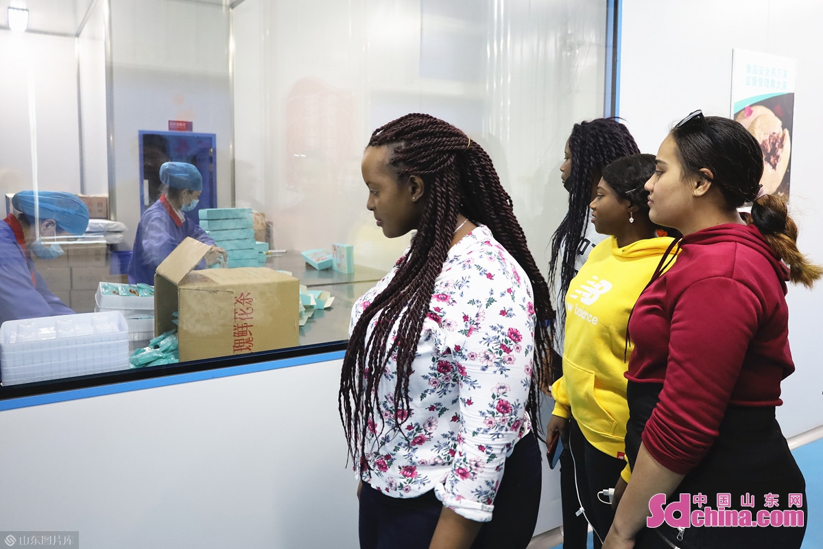 手制鲜花饼 流连芳菲丛 外国友人打卡“中国玫瑰之都”