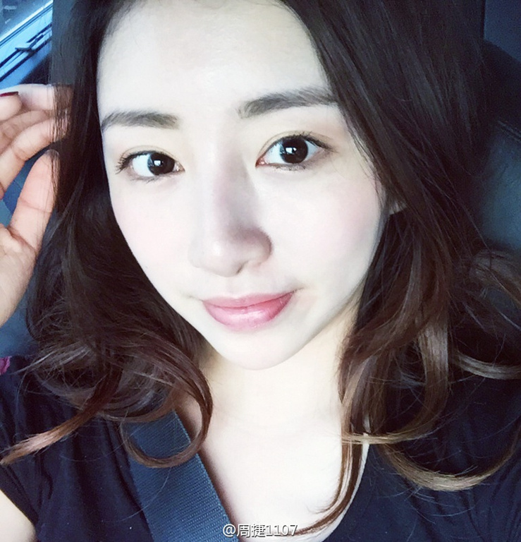 组图：艺术体操美女周捷晒自拍 与邹凯甜蜜合照